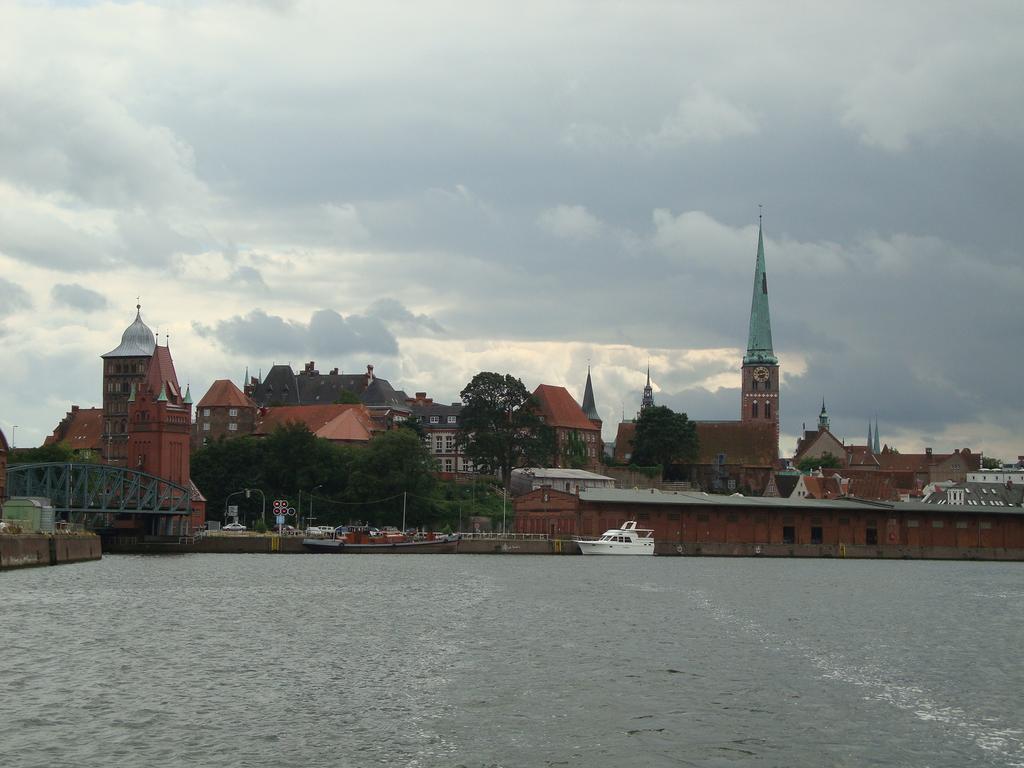 Hotel An Der Marienkirche Любек Экстерьер фото